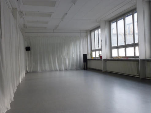 Grosse Fensterfront mit viel Tageslicht