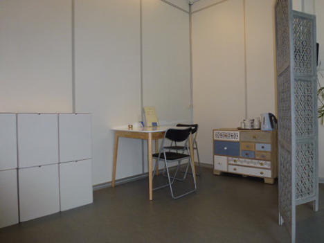 Bro- und Teebar, unmittelbar neben der Garderobe